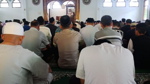 Tingkatkan Silaturahmi, Polsek Kasembon Polres Batu Shalat Jum`at  Bersama Warga