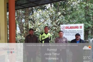 Anggota Bhabinkamtibmas Silaturahmi Ke Warga, Bhabinkamtibmas Polsek Ngantang Polres Batu Patroli Malam Jaga Kamtibmas