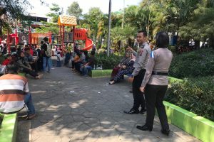 Anggota Bhabinkamtibmas Giat Silaturahmi Ke Sambang Warga, Monitoring Sembako Murah Bhabin Kelurahan Ngaglik Polsek Batu Kota, Hadir Pantau Giat di Pendopo Kelurahan Ngaglik