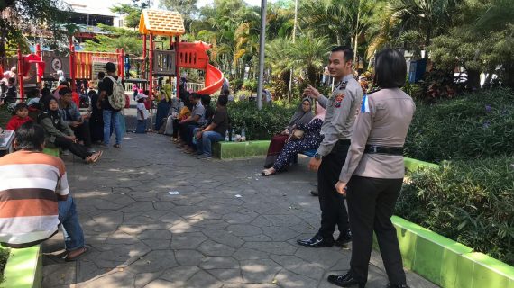 Dengan Humanis Anggota Polsek Ngantang Polres Batu Laksanakan Giat Pengamanan Kegiatan Ibadah Sholat