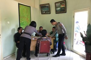 Anggota Bhabinkamtibmas Polsek Junrejo Polres Batu Patroli Sambang Ke Sekolah Untuk Menjaga Kelancaran Belajar Mengajar serap aspirasi warga binaan