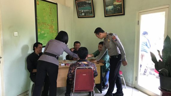 Anggota Bhabinkamtibmas Polsek Junrejo Polres Batu Patroli Sambang Ke Sekolah Untuk Menjaga Kelancaran Belajar Mengajar serap aspirasi warga binaan