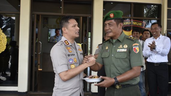 Dibawa ke Polres Batu, Pabung Mayor Choirul Efendy potong tumpeng peringati Hari Bhayangkara ke 73