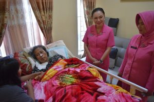 Dalam rangka memperingati HKGB ke 67, Ketua Bhayangkari Cabang Batu sambangi Warakawuri