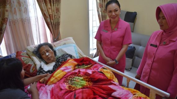 Dalam rangka memperingati HKGB ke 67, Ketua Bhayangkari Cabang Batu sambangi Warakawuri