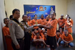 POLRES BATU PEDULI SAUDARA – SAUDARA YANG DITAHAN (TAHANAN) dengan   “SAWUT”