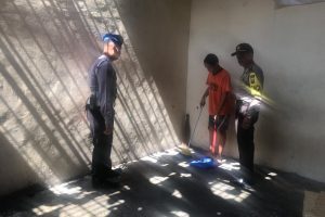 Bhabinkamtibmas Polsek Batu Kota Polres Batu Patroli Kamtibmas Kunjung Keamanan Swakarsa Satpam Agrokusuma Bagikan Kartu Pintar Reaktif