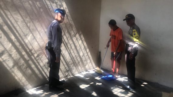 Bhabinkamtibmas Polsek Batu Kota Polres Batu Patroli Kamtibmas Kunjung Keamanan Swakarsa Satpam Agrokusuma Bagikan Kartu Pintar Reaktif