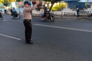 Polsek Batu Polres Batu melaksanakan Giat Poros Pagi Bantu Kelancaran Arus Lalin