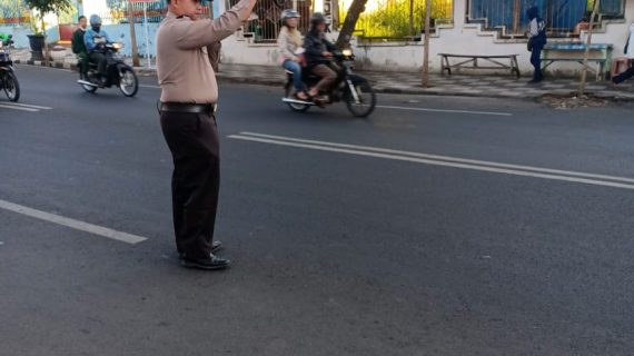 Polsek Batu Polres Batu melaksanakan Giat Poros Pagi Bantu Kelancaran Arus Lalin