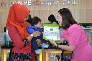 Dalam Rangka Memperingati Hari Kesatuan Gerak Bhayangkari ke 67 th 2019, Bhayangkari Polres Batu Bagikan Akte Kelahiran Anak