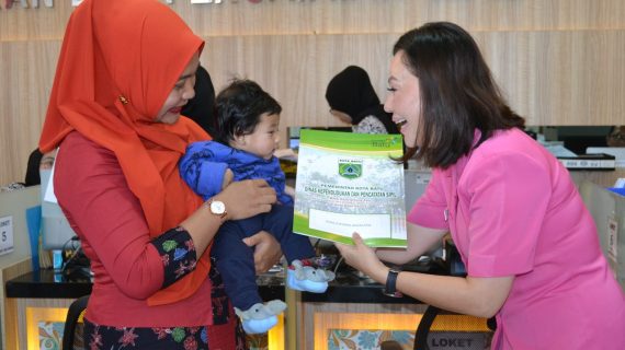 Dalam Rangka Memperingati Hari Kesatuan Gerak Bhayangkari ke 67 th 2019, Bhayangkari Polres Batu Bagikan Akte Kelahiran Anak