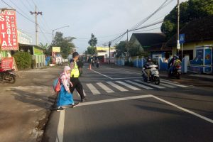 Poros Pagi, Polsek Pujon Polres Batu Gatur Kelancaran Arus Lalin