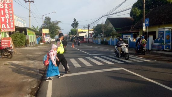 Poros Pagi, Polsek Pujon Polres Batu Gatur Kelancaran Arus Lalin
