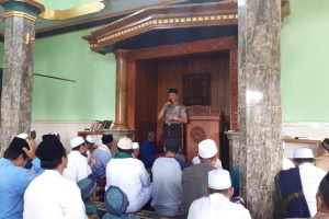 Kapolsek Junrejo Polres Batu Memberikan Himbauan Kamtibmas Kepada Jamaah Jum`at Di Masjid MU`Tashimubillah Junrejo