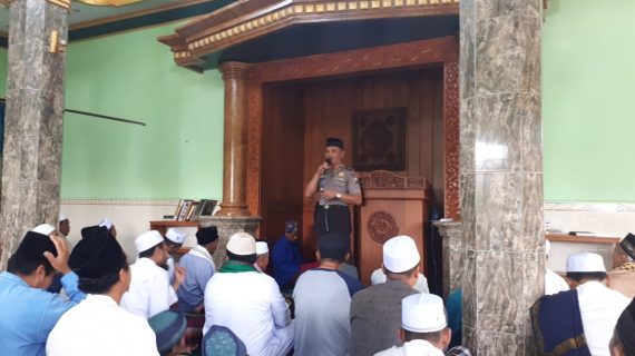 Kapolsek Junrejo Polres Batu Memberikan Himbauan Kamtibmas Kepada Jamaah Jum`at Di Masjid MU`Tashimubillah Junrejo
