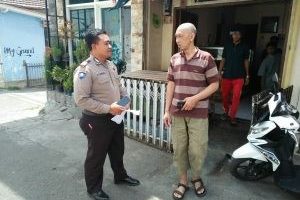 Pelayanan Prima Kepada Masyarakat oleh Polres Batu. Anggota Bhabinkamtibmas Giat Silaturahmi Ke Warga, Sambang Bhabinkamtibmas Desa Sidomulyo Polsek Batu Kota Polres BatuSampaikan Pesan Kamtibmas