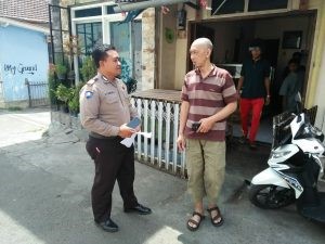 Polres Batu Kegiatan Rutin. Anggota Bhabinkamtibmas Giat Silaturahmi Ke Warga, Sambang Bhabinkamtibmas Desa Sidomulyo Polsek Batu Kota Polres BatuSampaikan Pesan Kamtibmas