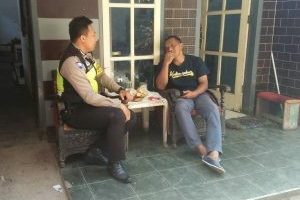 Pelayanan Masyarakat Polres Batu. Anggota Bhabinkamtibmas Giat Silaturahmi Ke Warga, Sambang Dan Silaturahmi Tokoh Masyarakat Bhabinkamtibmas Kelurahan Sisir Polsek Batu Kota Polres Batu Sampaikan Pesan Kamtibmas