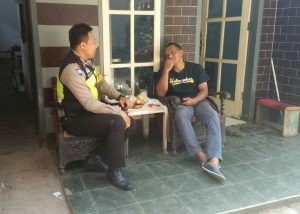 Pelayanan Masyarakat Polres Batu. Anggota Bhabinkamtibmas Giat Silaturahmi Ke Warga, Sambang Dan Silaturahmi Tokoh Masyarakat Bhabinkamtibmas Kelurahan Sisir Polsek Batu Kota Polres Batu Sampaikan Pesan Kamtibmas