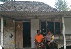 Polres Batu Kegiatan Rutin. Anggota Bhabinkamtibmas Giat Silaturahmi Ke Warga, Silaturahmi Ke Tokoh Masyarakat Bhabin Kel Songgokerto Polsek Batu Kota Titipkan Pesan kamtibmas