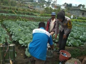 Pelayanan Kepada Masyarakat oleh Polres Batu. Anggota Bhabinkamtibmas Giat Silaturahmi Ke Warga, Sinergi Masyarakat Tani Bhabin Desa Pesanggrahaan Polsek Batu Polres Batu Titipkan Pesan Kamtibmas
