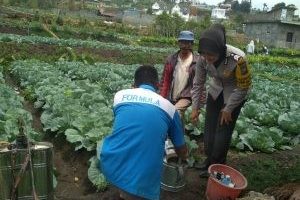 Polres Batu Kegiatan Rutin. Anggota Bhabinkamtibmas Giat Silaturahmi Ke Warga, Sinergi Masyarakat Tani Bhabin Desa Pesanggrahaan Polsek Batu Polres Batu Titipkan Pesan Kamtibmas
