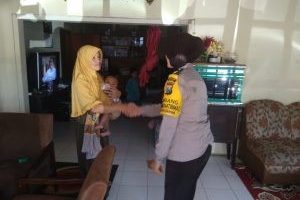 Pelayanan Kepada Masyarakat oleh Polres Batu. Anggota Bhabinkamtibmas Giat Silaturahmi Ke Warga, Tingkatkan Kepercayaan Masyarakat Terhadap Polri Bhabinkamtibmas Desa Pesanggrahaan Polsek Batu Kota Polres Batu