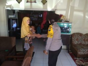 Pelayanan Masyarakat Polres Batu. Anggota Bhabinkamtibmas Giat Silaturahmi Ke Warga, Tingkatkan Kepercayaan Masyarakat Terhadap Polri Bhabinkamtibmas Desa Pesanggrahaan Polsek Batu Kota Polres Batu