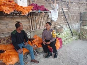 Pelayanan Kepada Masyarakat oleh Polres Batu. Anggota Bhabinkamtibmas Giat Silaturahmi Ke Warga, Sambang Ke Gudang Sayur Bhabinkamtibmas Kelurahan Temas Polsek Batu Kota Polres Batu Sampaikan Pesan Kamtibmas