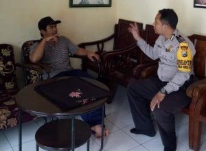 Polres Batu Kegiatan Rutin. Anggota Bhabinkamtibmas Giat Silaturahmi Ke Warga, Silaturahmi Dan Sambang Tokoh Masyarakat Bhabinkamtibmas Desa Oro Oro Ombo Polsek Batu Kota Polres Batu
