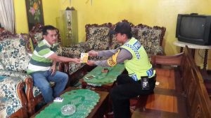 Polres Batu Kegiatan Rutin. Bhabin Polres Batu Giatkan Kunjungan Tokoh Masyarakat Desa Bianaan, Berikan Kartu Reaktif