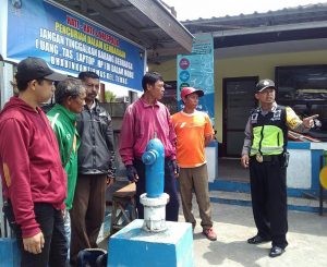 Pelayanan Kepada Masyarakat oleh Polres Batu. Polsek Batu Polres Batu, Giatkan Patroli Sambang Pemasangan Banner Di Pos Kamling