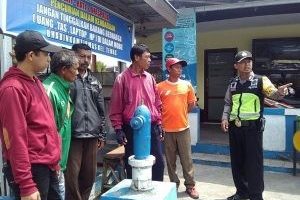 Polres Batu Kegiatan Rutin. Polsek Batu Polres Batu, Giatkan Patroli Sambang Pemasangan Banner Di Pos Kamling