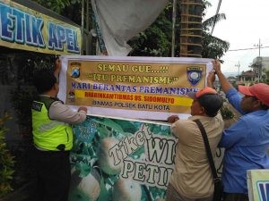 Rutinitas Polres Batu Pelayanan Masyarakat. Bhabin Polsek Batu Polres Batu, Giat Patroli Pasangan Banner Himbauan Cegah Wilayah Kondusif