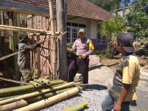 Polres Batu Kegiatan Rutin. Anggota Bhabinkamtibmas Giat Silaturahmi Ke Warga, Sambang Pekerja Bangunan Bhabinkamtibmas Kelurahan Temas Polsek Batu Kota Polres Batu Sampaikan Pesan Kamtibmas