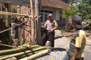Pelayanan Kepada Masyarakat oleh Polres Batu. Anggota Bhabinkamtibmas Giat Silaturahmi Ke Warga, Sambang Pekerja Bangunan Bhabinkamtibmas Kelurahan Temas Polsek Batu Kota Polres Batu Sampaikan Pesan Kamtibmas