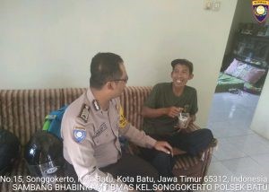 Rutinitas Polres Batu Pelayanan Masyarakat. Anggota Bhabinkamtibmas Giat Silaturahmi Ke Warga, Sambang Kunjungan Warga Bhabinkamtibmas Kelurahan Songgokerto Polsek Batu Kota Polres Batu Sambut Pileg/Pilpres Damai