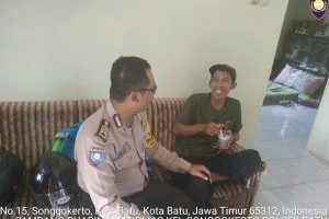 Pelayanan Prima Kepada Masyarakat oleh Polres Batu. Anggota Bhabinkamtibmas Giat Silaturahmi Ke Warga, Sambang Kunjungan Warga Bhabinkamtibmas Kelurahan Songgokerto Polsek Batu Kota Polres Batu Sambut Pileg/Pilpres Damai