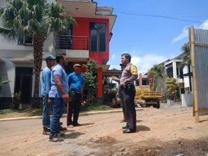 Pelayanan Kepada Masyarakat oleh Polres Batu. Kegiatan Sambang Warga Perumahan Bhabinkamtibmas Kelurahan Temas Polsek Batu Menyampaikan Pesan Kamtibmas Jaga Situasi Aman Dan Nyaman