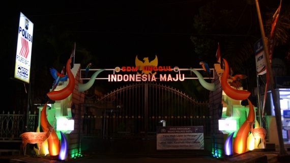 Peringati HUT RI Ke 74, Polres Batu Bersama Lapisan Masyarakat Bangun Gapura