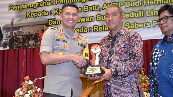 Kapolres Batu Mendapat Penghargaan Sebagai Kapolres Peduli Lingkungan