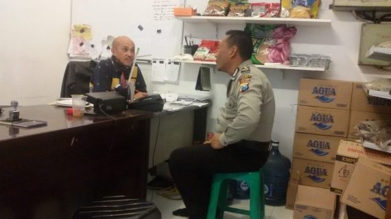Silaturahmi dgn menejemen penggepul bumbu dapur Kanit Binmas Polsek Batu Ds. Ngaglik Polsek Batu