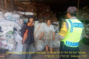 Sambang Gudang Bank Sampah Dinas Cipta Karya Dan Tata Ruang Pemerintah Kota Batu Bhabinkamtibmas Polsek Batu Kota Sampaikan Himbauan Kamtibmas