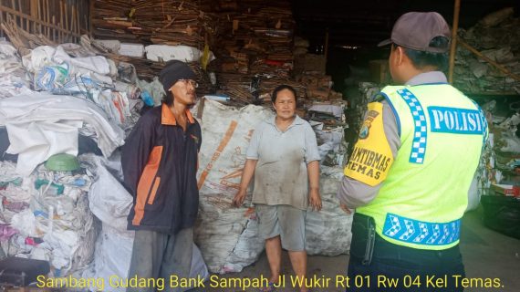 Sambang Gudang Bank Sampah Dinas Cipta Karya Dan Tata Ruang Pemerintah Kota Batu Bhabinkamtibmas Polsek Batu Kota Sampaikan Himbauan Kamtibmas