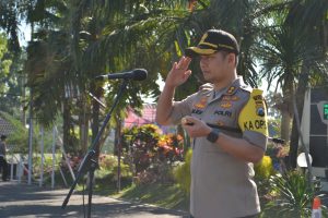 Tingkatkan Kedisiplinan, Kapolres Batu Pimpin Apel Lengkap