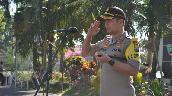 Tingkatkan Kedisiplinan, Kapolres Batu Pimpin Apel Lengkap