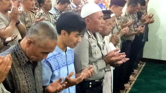 Polres Batu gelar Sholat Ghaib berjamaah untuk doakan Almarhum Immawan Randy 