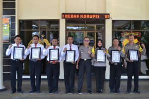 Kapolres Batu Beri Reward Anggota yang Berprestasi