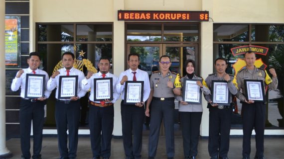 Kapolres Batu Beri Reward Anggota yang Berprestasi